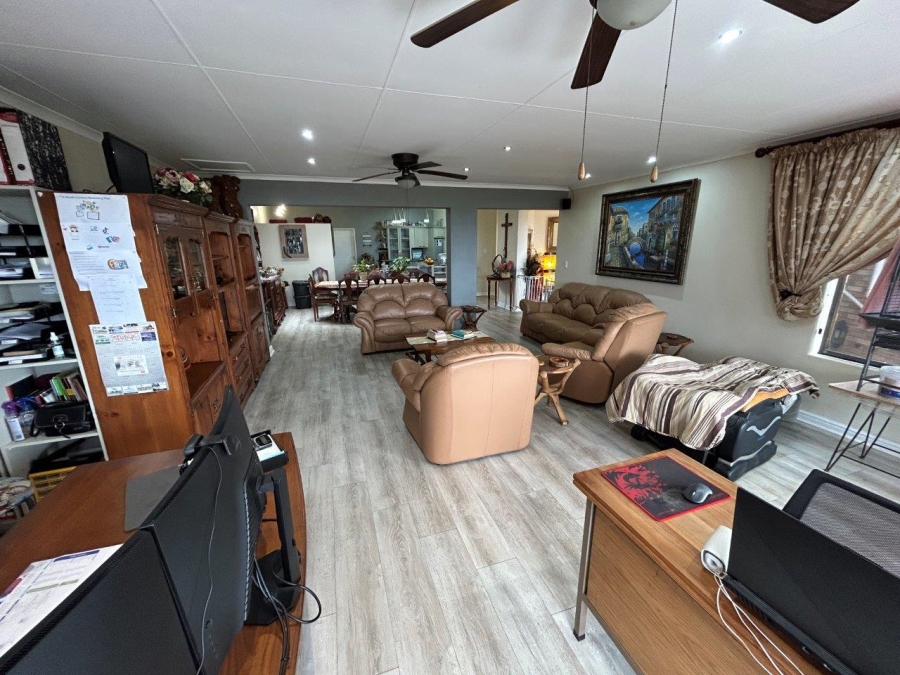 6 Bedroom Property for Sale in Wavecrest Eastern Cape